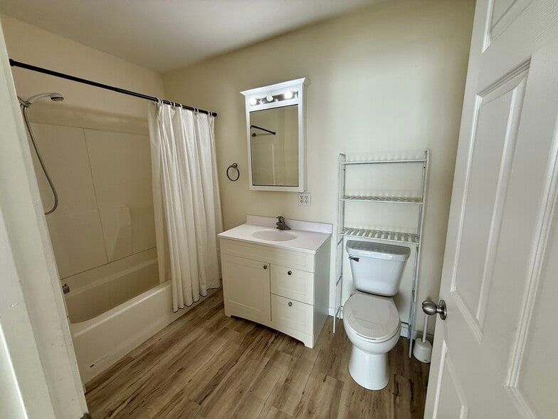 Building Photo - 7215 University Ave