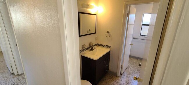 Building Photo - 2027 BENTLEY ST