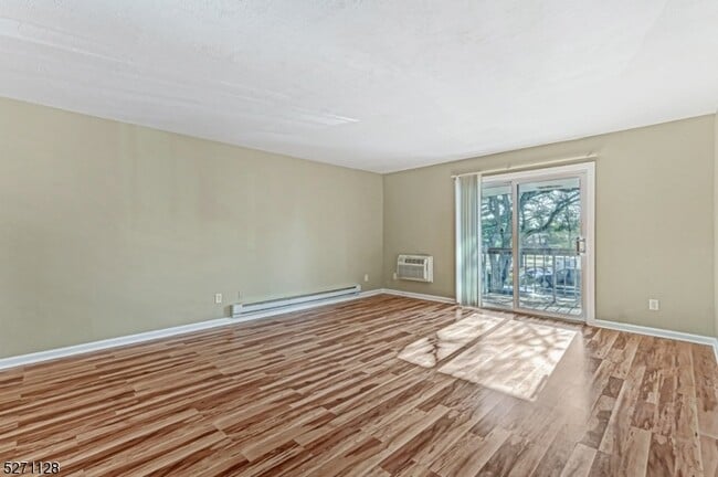 Building Photo - 798 Eves Dr