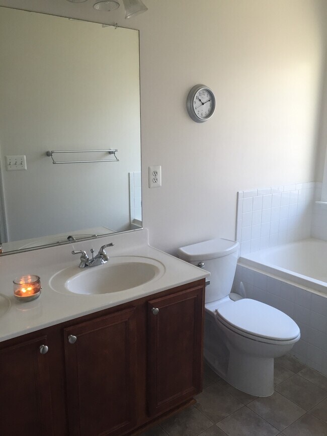 Building Photo - COZY TOWNHOUSE - Minutes to Quantico