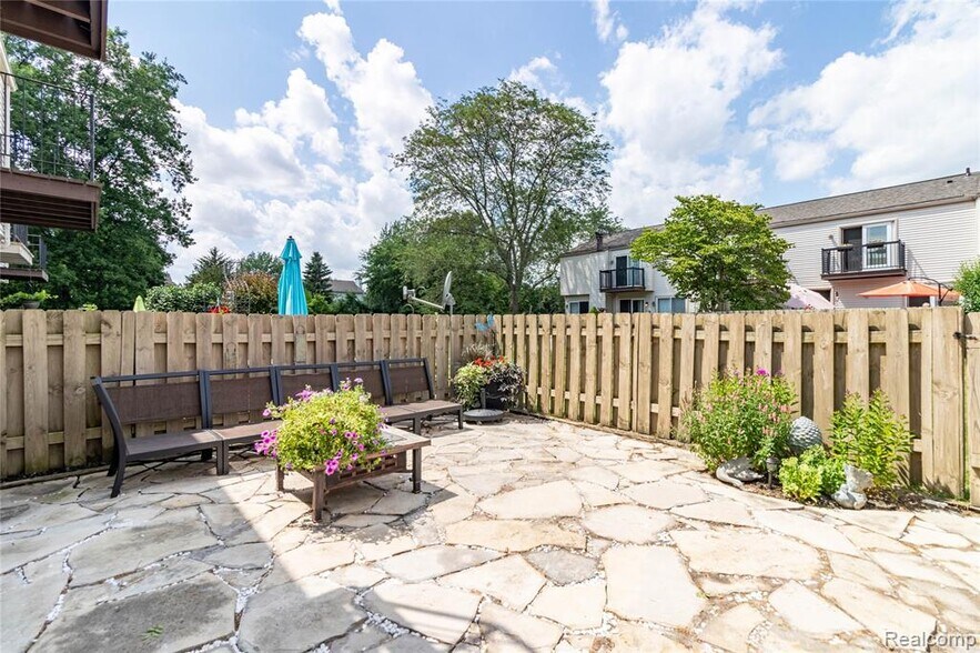 Building Photo - 24483 Bashian Dr