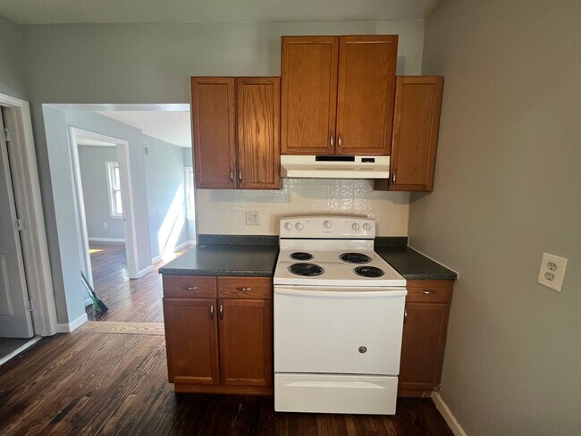 Building Photo - 2 bedroom 1 bathroom gem in Harrison Towns...