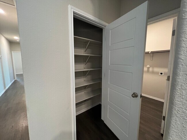 Building Photo - Luxury 3/2 Duplex in Seguin, Texas