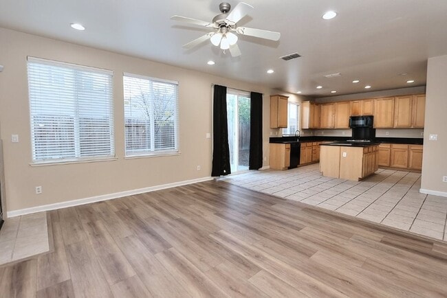 Building Photo - Beautiful 4 Bed 3 full bath Natomas Home!!