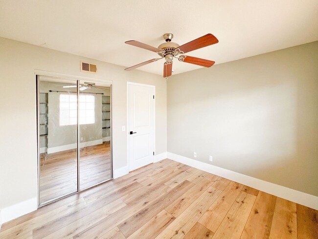 Building Photo - Tustin 2 Bed 2 Bath Home - Wood Floors - C...