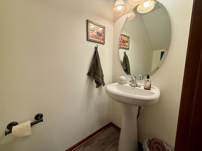 Building Photo - Great 3BR/2BA End Unit Elk River Townhome Available June!