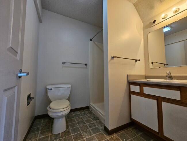 Upper Onsuite Bath 3 - 627 Iowa Ave