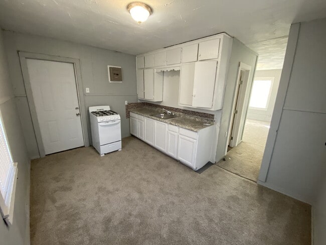 Building Photo - Spacious 1 Bedroom Property