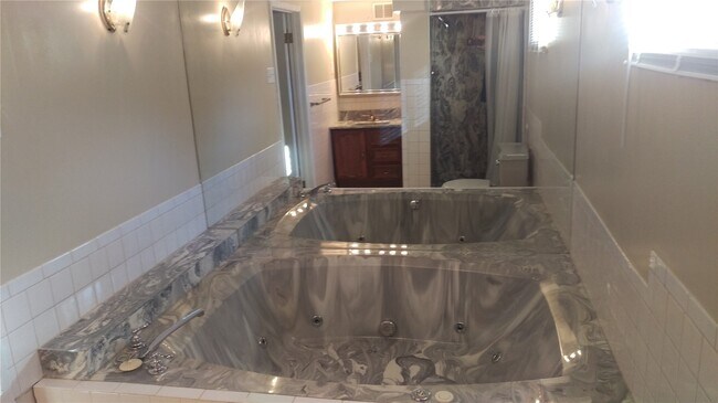 Building Photo - 18 Country Squire Ct