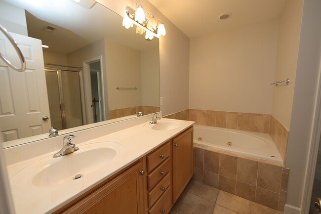 Building Photo - Spacious Townhome in Prime North Raleigh L...