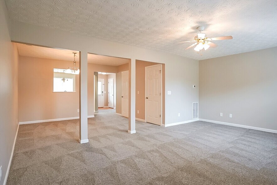 Building Photo - 216 Meadowlark Pl