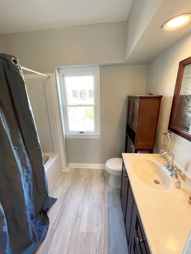 Building Photo - Newly Remodeled 3 Bedroom, 1.5 Bathroom in Brentwood- Basement Bar and Central Air!!