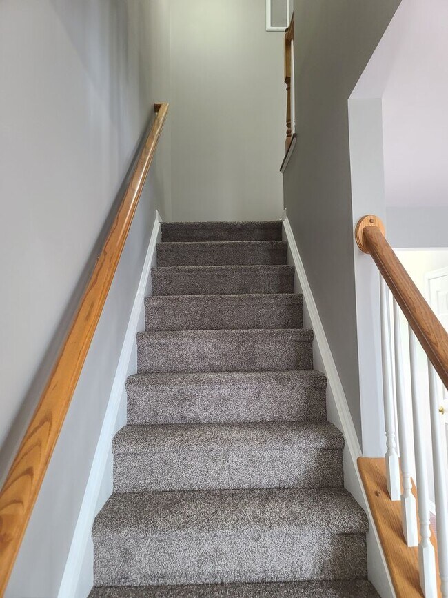 Building Photo - 3 Bed 2.5 Bath Townhome Ready for You in W...