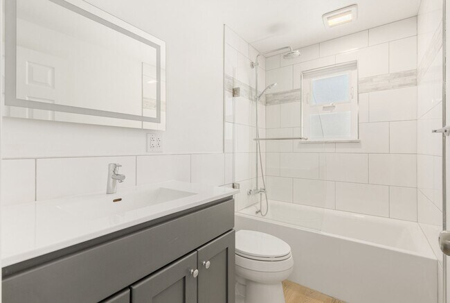 Building Photo - Crown Hill 3 Bedroom Daylight Basement Home