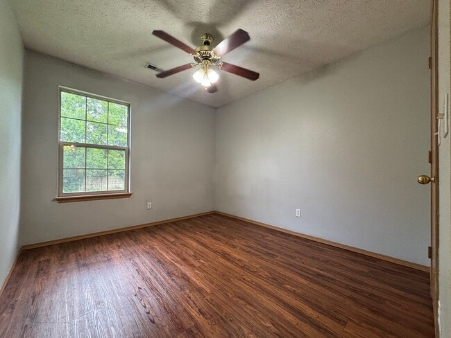 Building Photo - Recently remodeled 3 bedroom 2 full bathro...