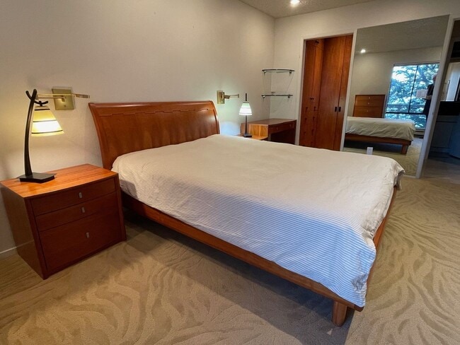 Building Photo - Designer Living in Waterfront Furnished Condo