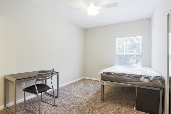 Building Photo - 509 S Elm
