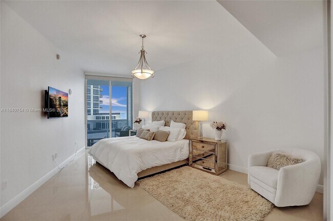 Building Photo - 15901 Collins Ave