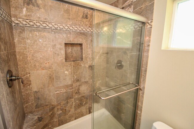 Building Photo - Coming Soon! Very well maintained home wit...