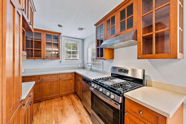 Building Photo - 424 51st St