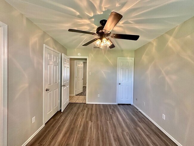 Building Photo - Stoneridge Duplex 454/452