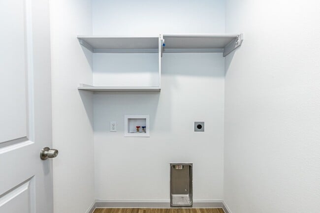 Building Photo - Move In Special On This Luxurious Townhome...