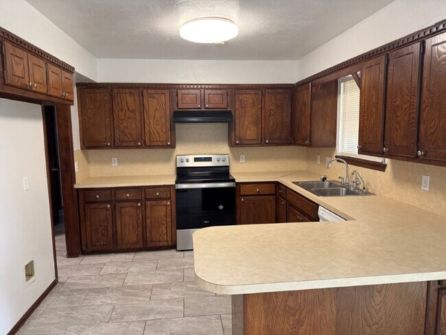 Building Photo - New flooring and tile, great location, lar...