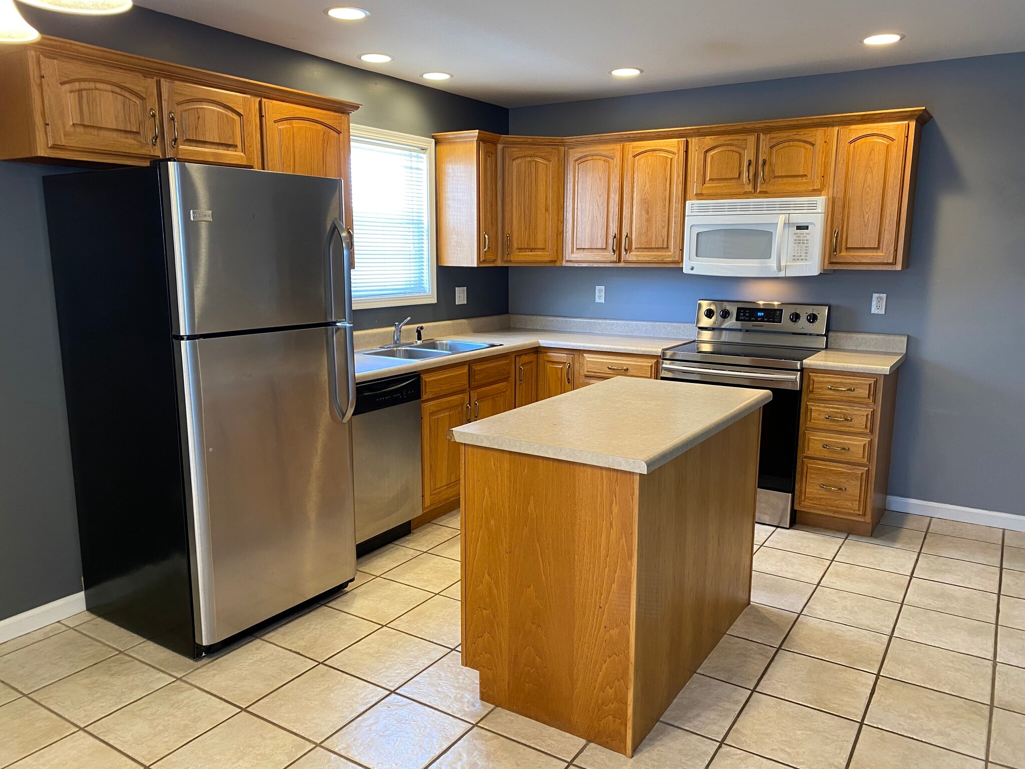 Building Photo - 3910 Balmoral Dr