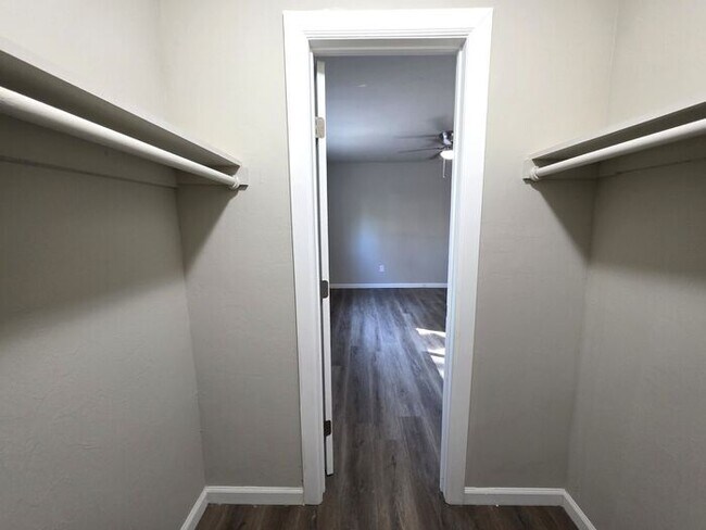 Building Photo - Newley Remodeled 1 Bed, 1 Bath Apartment at Monterey Square