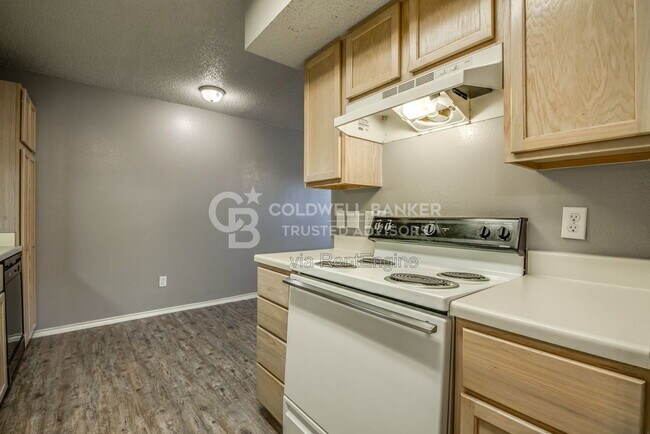 Building Photo - 5320 Kenosha Ave