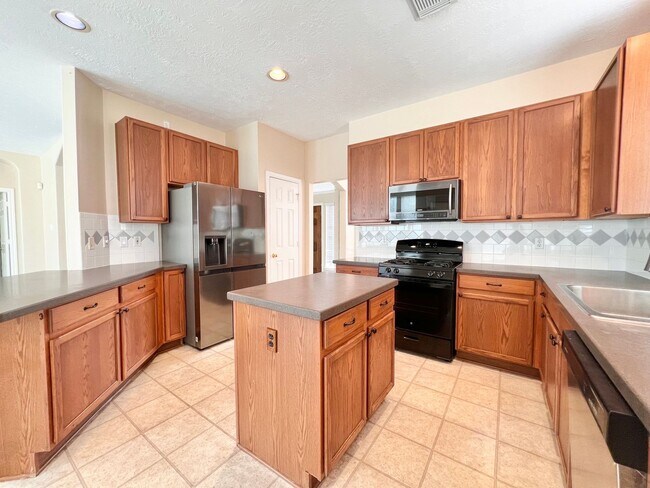 Building Photo - 16735 Village View Trail