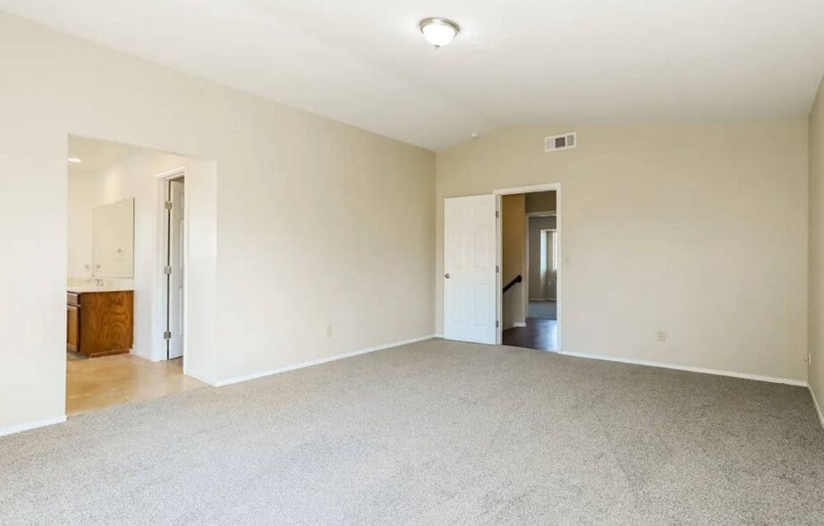 Building Photo - 40040 Pasadena Dr