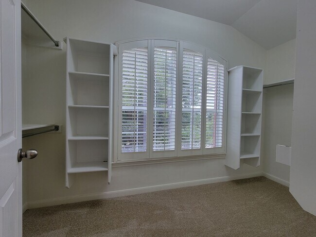 Building Photo - Charming & Spacious 4/BR 3/BR Home – Pet F...