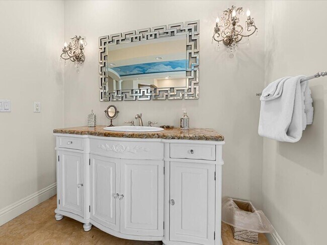 Building Photo - 3030 NE 45th St