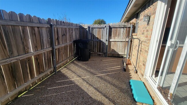 Building Photo - Discover this inviting 3 bedroom, 2 bathroom rental nestled in Cleburne, Texas, offering a spacio...