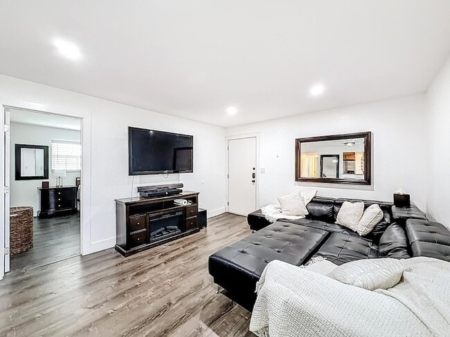 Building Photo - 305 SE 11th Ave