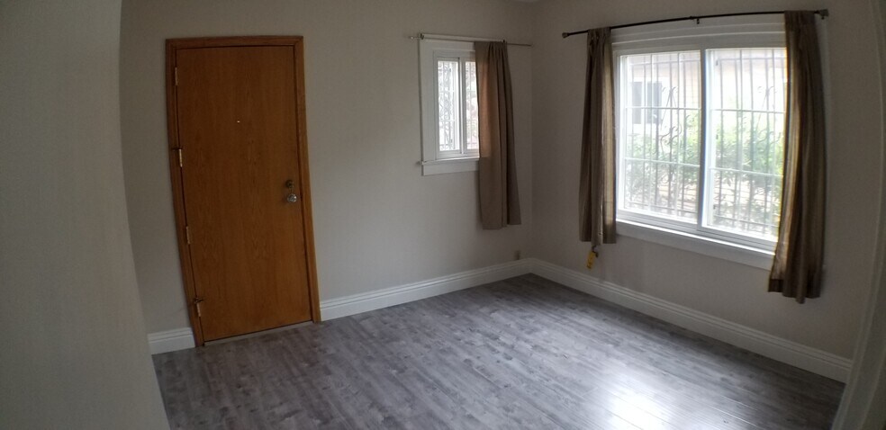 2nd bedroom has door leading to exterior/front of house - 512 S Flower St