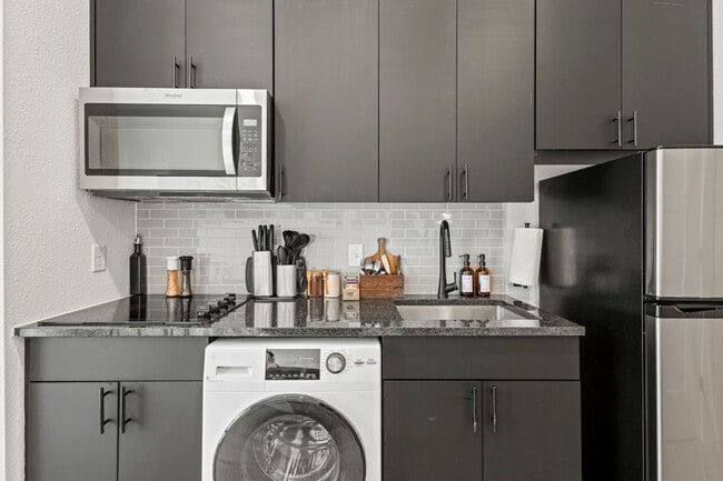 Building Photo - 596 W 9th St