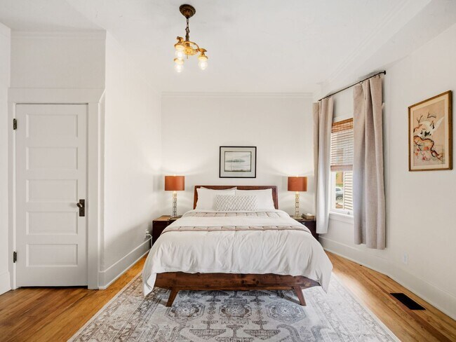 Building Photo - Charming Fully Furnished Spokane Home | Updated Comfort Near Downtown & Parks