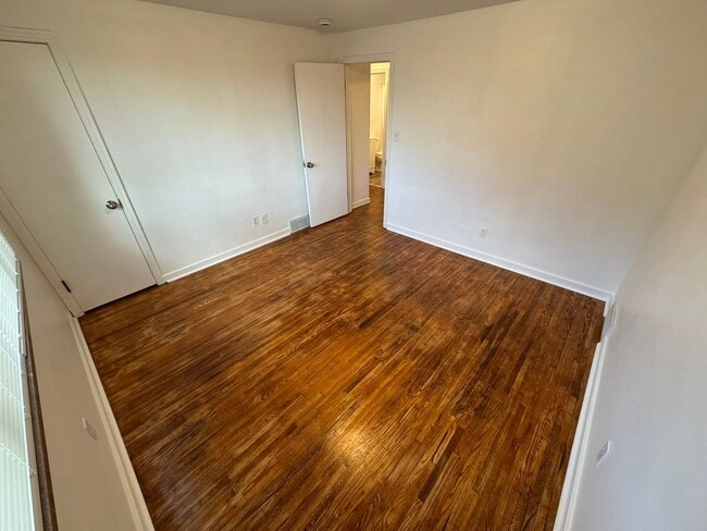 Building Photo - Updated 2-Bedroom 1-Bath Ranch House, GORG...