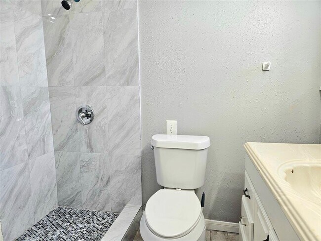 Building Photo - 4419 W Bayshore Dr