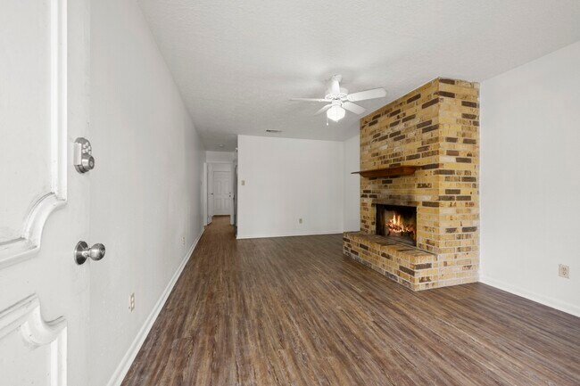 Building Photo - 3004 Manor Ln