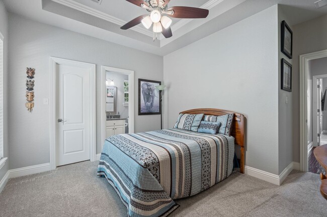 Building Photo - Luxury Living
