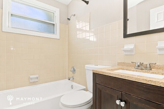 Building Photo - Charming Largo Home