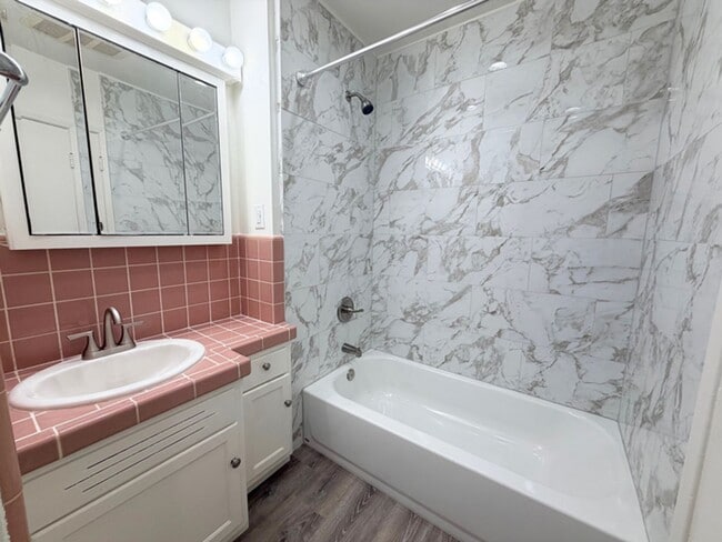 Building Photo - 4 Bdrm/2 Bath Home w/Garage and Yard in Fu...