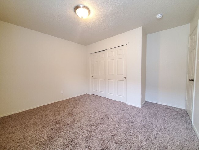 Building Photo - 3 bed 2 bath 1800 sq ft in Huning Ranch!