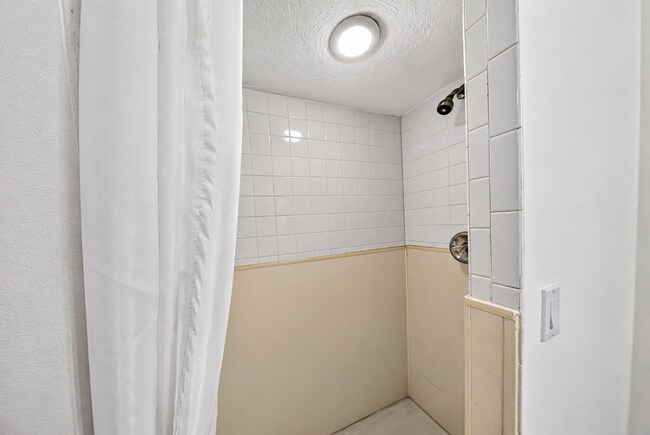 Building Photo - 3131 S Ridgewood Ave