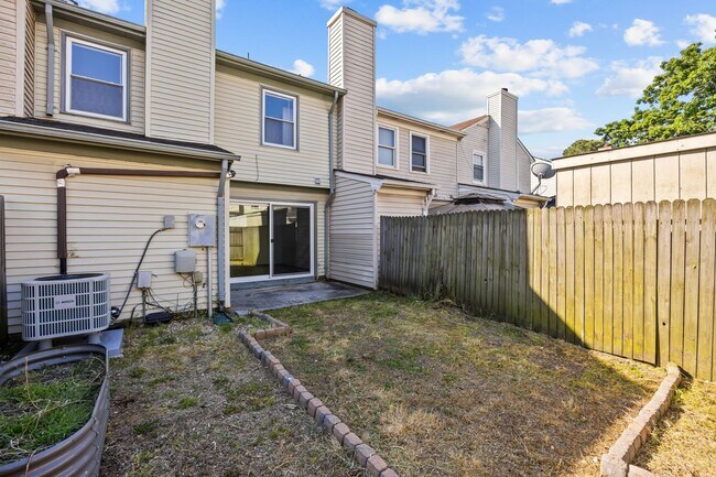 Building Photo - Charming 2 Bed, 2.5 Bath Townhouse for Rent in Virginia Beach!