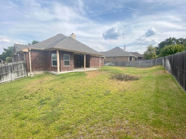 Building Photo - AVAILABLE NOW!