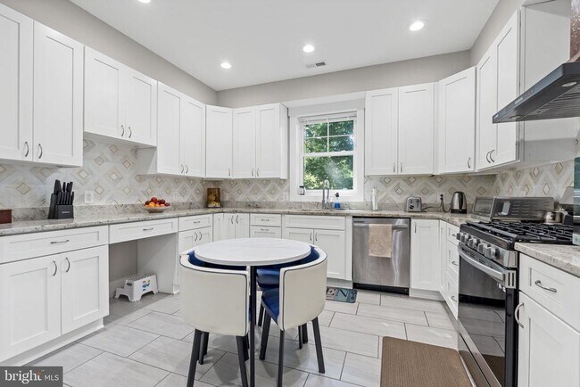 Building Photo - 3925 Ashwood Pl